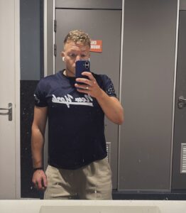 Personal trainer van Bluefit Heerenveen tijdens krachttraining en fitnesstraining voor sneller resultaat