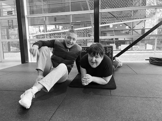Foto van Personal Trainer en PGB client samen in de sportschool.