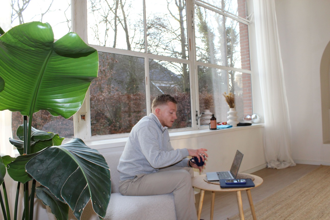 Leefstijlcoach van Bluefit met een bakje koffie in de hand.