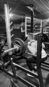 Personal coach van Bluefit begeleidt een klant middels krachttraining
